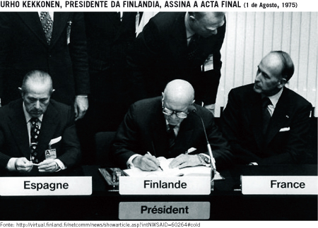 Urho Kekkonen, Presidente da Finlândia, assina a Acta Final (1975)